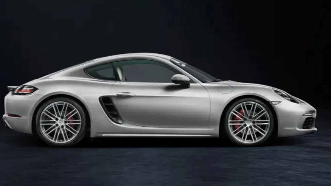 Porsche Cayman S : पोर्शे केमॅनची एक्स-शोरूम किंमत 1.48 कोटी रुपये आहे. केमॅनमध्ये 3436cc पावरफुल इंजिन मिळतं. 