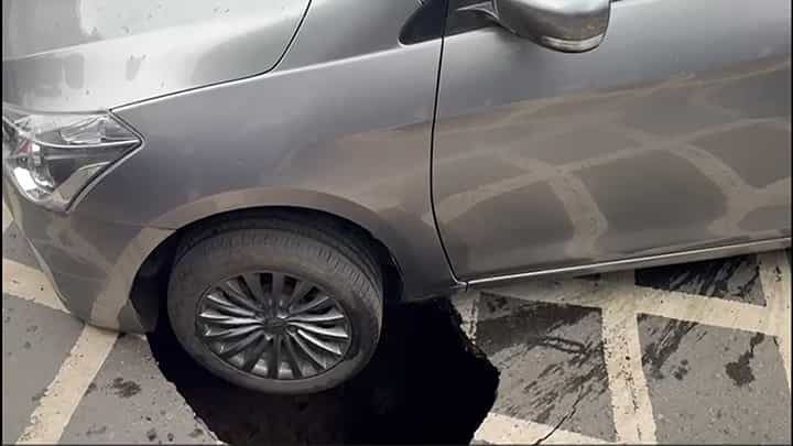 हा रस्ता म्हणावा की काय? मुंबईच्या 'या' भागातील रस्त्याला भलं मोठं भगदाड अन्... हा रस्ता म्हणावा की काय? मुंबईच्या 'या' भागातील रस्त्याला भलं मोठं भगदाड अन्...
