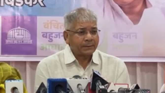 संविधान धोक्यात नाही तर... , प्रकाश आंबेडकरांचा पुन्हा काँग्रेसवर हल्लाबोल