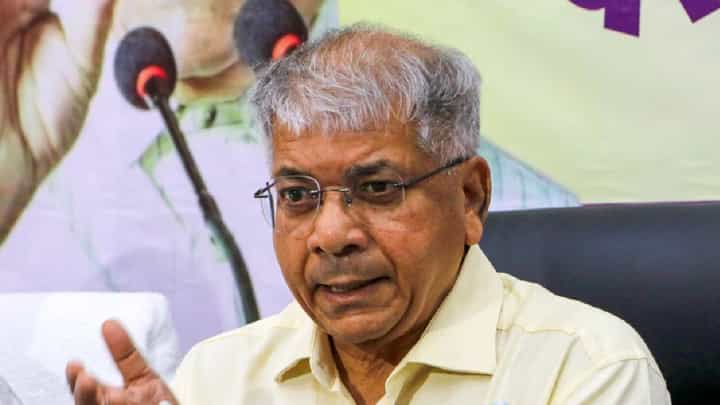 अॅट्रोसिटी दाखल झाल्यानंतर बोंबलायचं नाही, प्रकाश आंबेडकरांचा मुख्यमंत्री-उपमुख्यमंत्र्यांवर निशाणा अॅट्रोसिटी दाखल झाल्यानंतर बोंबलायचं नाही, प्रकाश आंबेडकरांचा मुख्यमंत्री-उपमुख्यमंत्र्यांवर निशाणा