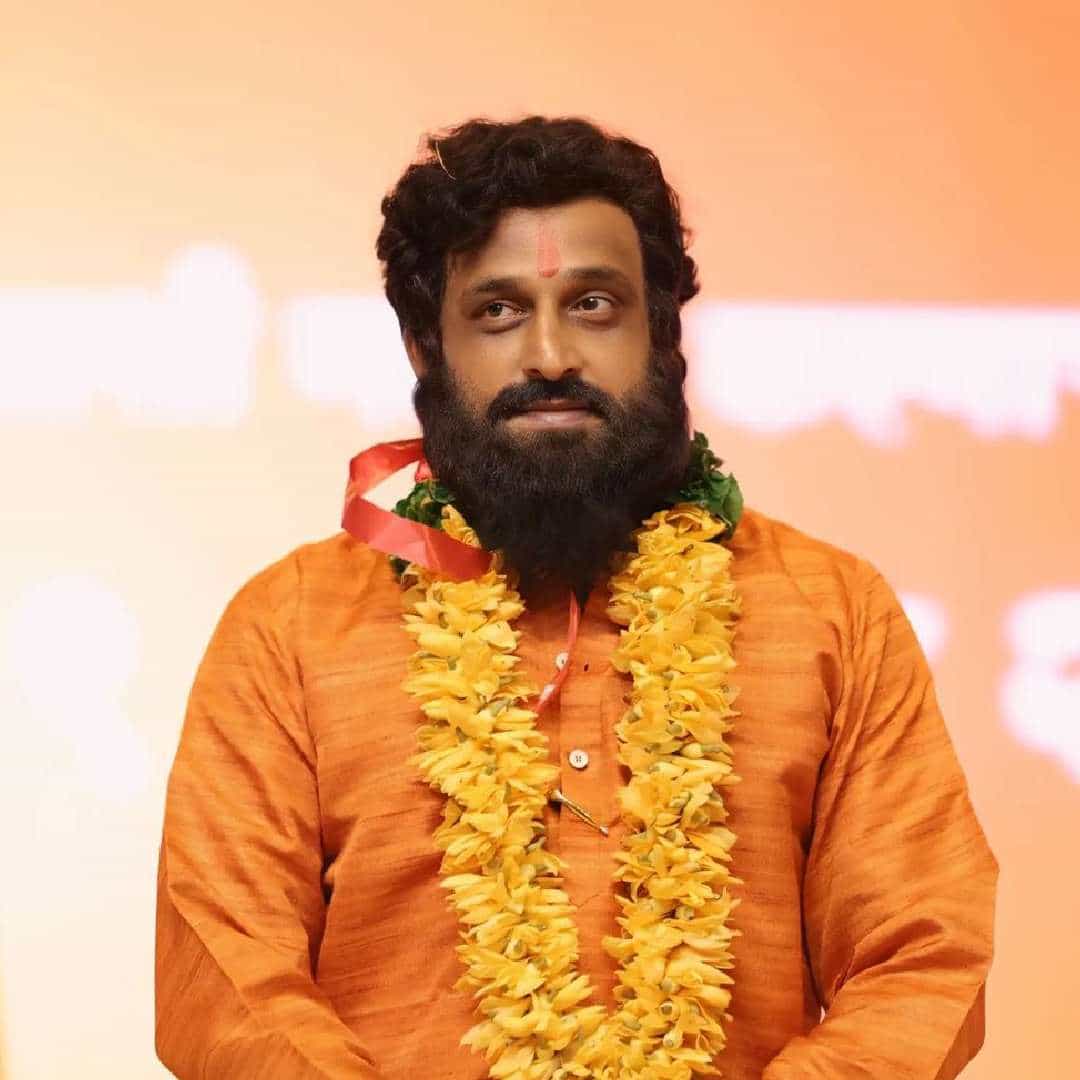 प्रवीण तरडे दिग्दर्शित 'धर्मवीर 2' हा चित्रपट नुकताच प्रदर्शित झाला आहे. या चित्रपटात महाराष्ट्राच्या राजकारणातील अनेक व्यक्तीरेखा पहायला मिळत आहेत. मुख्यमंत्री एकनाथ शिंदे आणि त्यांच्या गटातल्या मंत्र्यांची 'धर्मवीर 2'मधील भूमिका, हा सध्या सोशल मीडियावर चर्चेचा विषय ठरतोय.