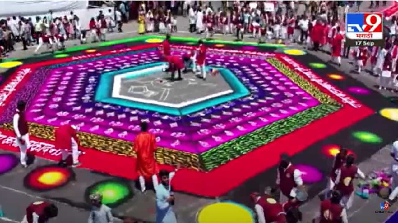 पुण्यातील मानाच्या बाप्पांना निरोप देताना भव्य रांगोळ्यांच्या पायघड्या, बघा व्हिडीओ पुण्यातील मानाच्या बाप्पांना निरोप देताना भव्य रांगोळ्यांच्या पायघड्या, बघा व्हिडीओ
