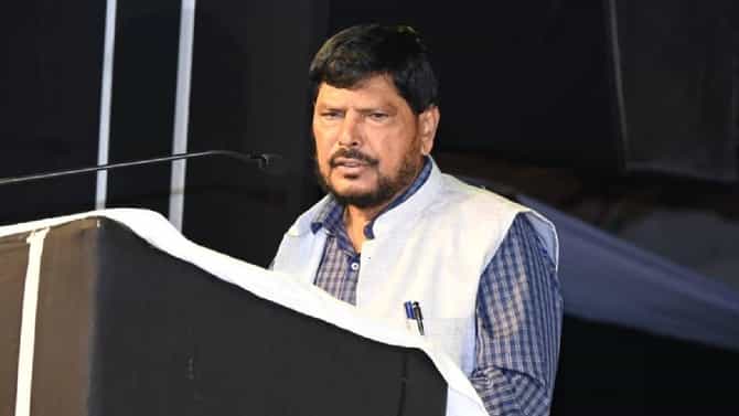 महाविकास आघाडी हाय हाय; उद्धव ठाकरे तुम्ही केलं काय? आठवलेंचा नवा नारा