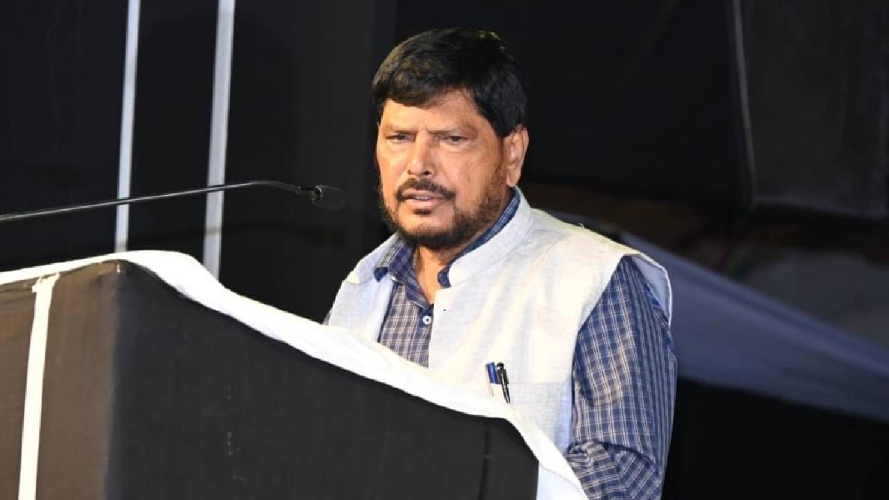 शपथविधीला 'मविआ'च्या नेत्यांची दांडी, आठवलेंनी एका वाक्यात विषय संपवला, म्हणाले त्यांच्या मनात.. शपथविधीला 'मविआ'च्या नेत्यांची दांडी, आठवलेंनी एका वाक्यात विषय संपवला, म्हणाले त्यांच्या मनात..
