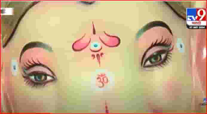 रंगारी बदक चाळीच्या बाप्पाचं देखणं लंबोदर रुप पाहण्यासाठी भक्तांची लागली रिघ रंगारी बदक चाळीच्या बाप्पाचं देखणं लंबोदर रुप पाहण्यासाठी भक्तांची लागली रिघ