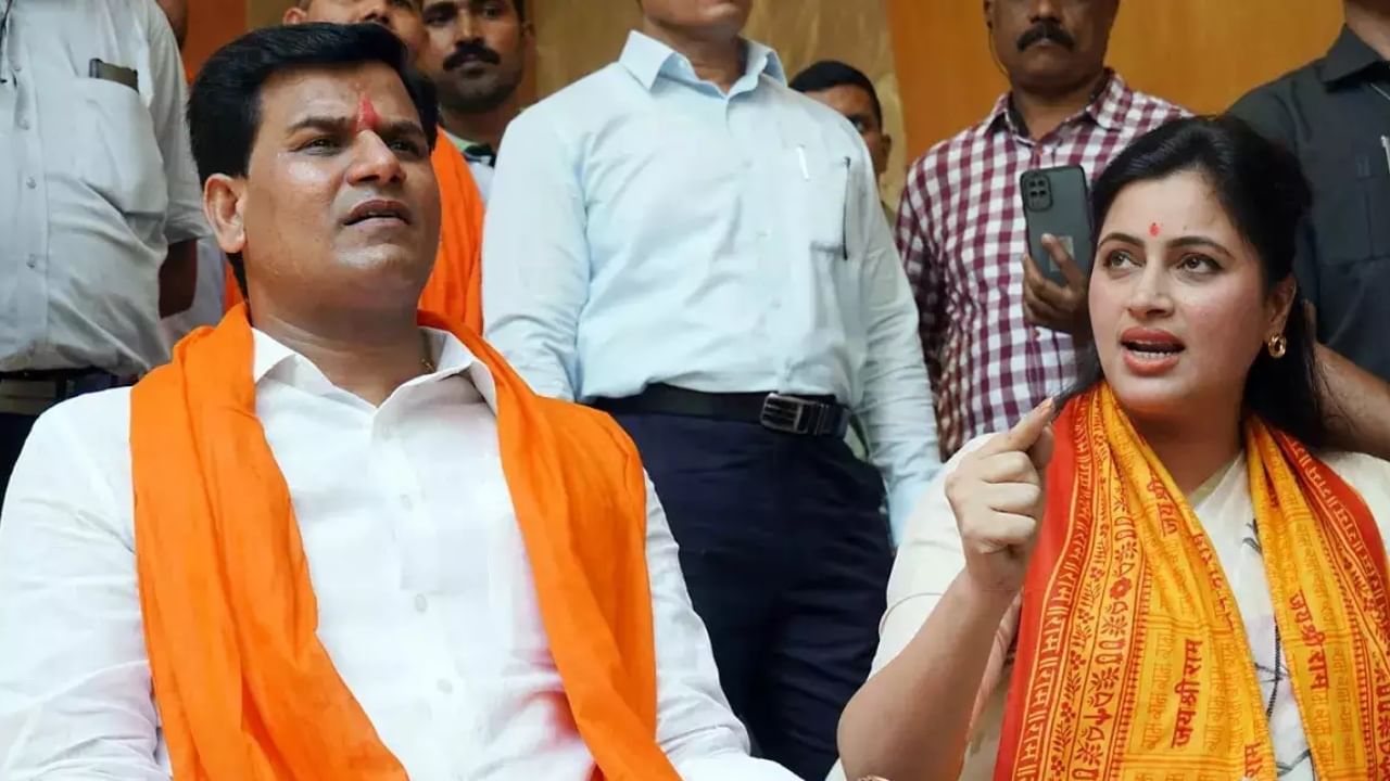 त्या निवडून आल्या असत्या तर..., नवनीत राणांच्या पराभवाबद्दल रवी राणा यांचे मोठे वक्तव्य त्या निवडून आल्या असत्या तर..., नवनीत राणांच्या पराभवाबद्दल रवी राणा यांचे मोठे वक्तव्य