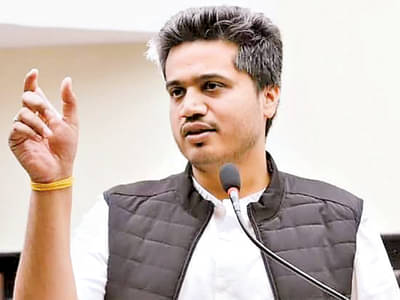 ‘शिवनेरी सुंदरी’वरून रोहित पवार भडकले; एसटी महामंडळाच्या नव्या अध्यक्षांवर थेट निशाणा