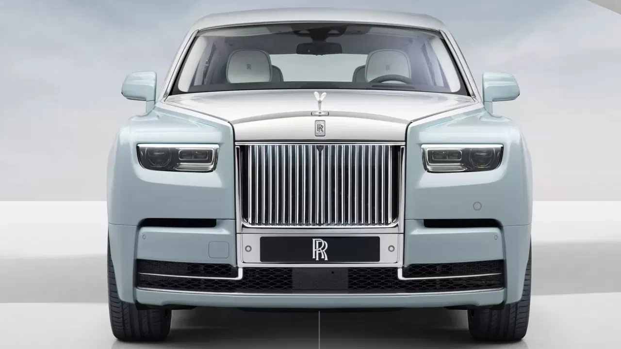 Rolls Royce Cullinan : इशा अंबानीच्या कार कलेक्शनमध्ये रोल्स रॉयस कलिनन सुद्धा आहे. या कारची एक्स-शोरूम किंमत 6.95 कोटी रुपये आहे.  ही कार 6.5 लीटर V12 पेट्रोल इंजिनवर चालते.  