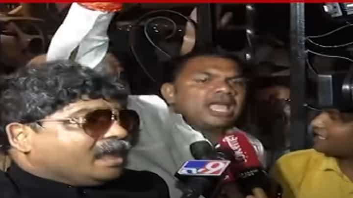 MSRTC Employees Strike : 'लालपरी'चा संप मागे, ST कर्मचाऱ्यांच्या वेतनवाढीच्या घोषणेनंतर सदावर्ते दाम्पत्याचा राडा MSRTC Employees Strike : 'लालपरी'चा संप मागे, ST कर्मचाऱ्यांच्या वेतनवाढीच्या घोषणेनंतर सदावर्ते दाम्पत्याचा राडा