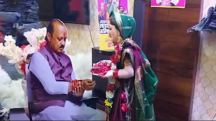 बारामती अन् साताऱ्यात बाप्पाच्या सजावटीत थेट अजितदादांची लाडकी बहीण योजना, बघून तुम्हीही म्हणाल.... बारामती अन् साताऱ्यात बाप्पाच्या सजावटीत थेट अजितदादांची लाडकी बहीण योजना, बघून तुम्हीही म्हणाल....