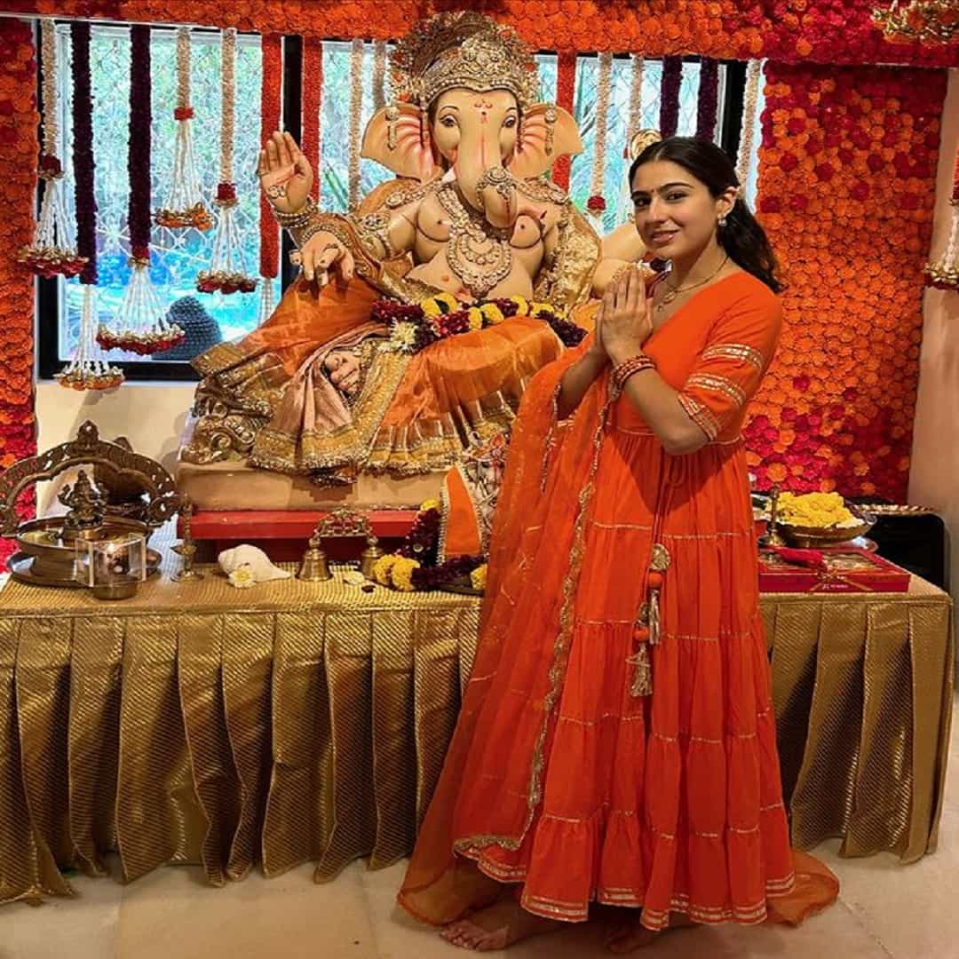 अभिनेत्री सारा अली खान हिने राहात्या घरी गणरायाचं स्वागत केलं आहे. दरवर्षी प्रमाणे सारा हिने यंदाच्या वर्षी देखील गणरायाची स्थापना केली आहे.