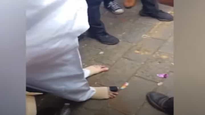 शरद पवार अनवाणी आंदोलनात, दोन्ही पायाला पट्टी अन् हातात हात घेऊन घेतला आधार; VIDEO व्हायरल शरद पवार अनवाणी आंदोलनात, दोन्ही पायाला पट्टी अन् हातात हात घेऊन घेतला आधार; VIDEO व्हायरल