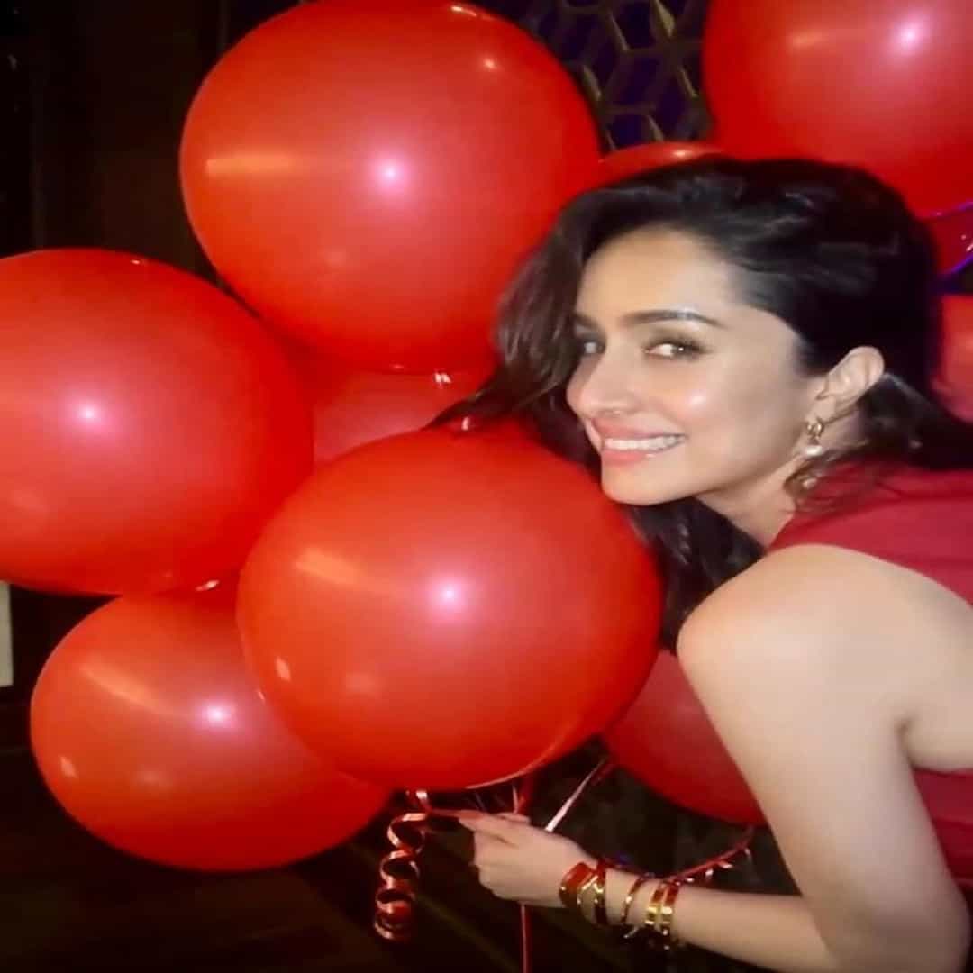 'स्त्री 2' सिनेमाने बॉक्स ऑफिसवर तगडी कमाई केली. त्यामुळे अभिनेत्री श्रद्धा कपूर हिने तिच्या गर्ल गँगसोबत पार्टी केली.