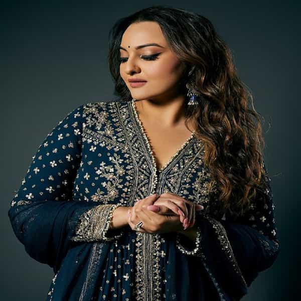 अभिनेत्री सोनाक्षी सिन्हा हिने सोशल मीडियावर काही फोटो पोस्ट केले आहेत. सध्या सर्वत्र अभिनेत्रीच्या फोटोंची चर्चा रंगली आहे.