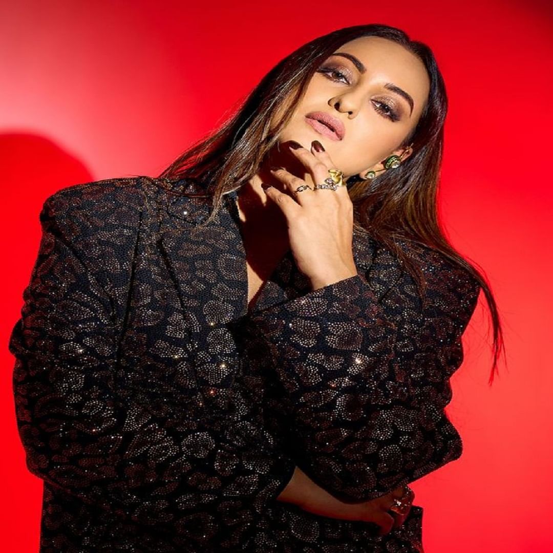 Sonakshi está sempre postando fotos e vídeos dela mesma nas redes sociais. Os fãs também estão adorando cada look da atriz.