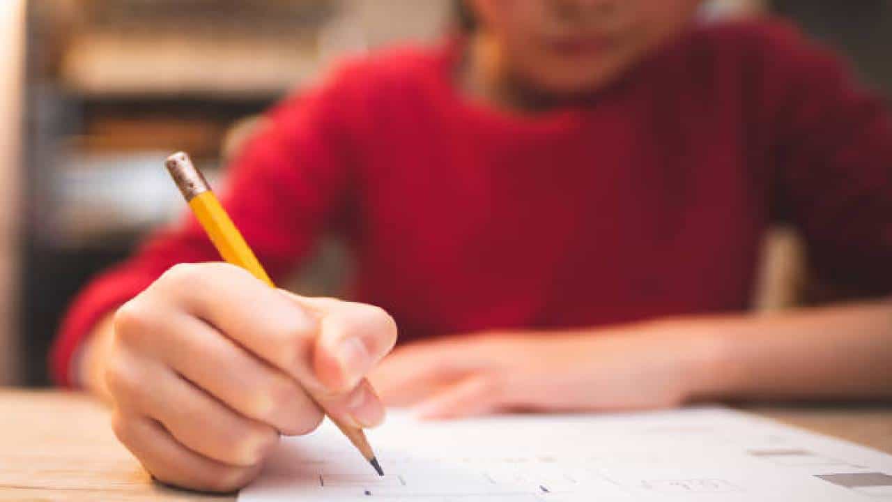 शास्त्रांमध्ये पितृ दोष अत्यंत धोकादायक मानला जातो. त्याच्या दुष्परिणामाने कुटुंबात नुकसान होऊ शकतं. जर कार्यात वारंवार बाधा येत असेल, मेहनत आणि ईमानदारीनंतरही यश मिळत नसेल तर ते पितृ दोषाचे लक्षण आहे, असं समजावं.