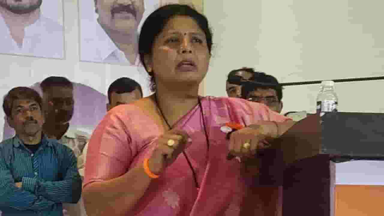 Sushma Andhare : 'अंगावर महागडी साडी, टांझानियाची टिकली अन् नायझेरियाची लिपस्टिक, महिला आयोगात शो पीस....', अंधारेंचा घणाघात Sushma Andhare : 'अंगावर महागडी साडी, टांझानियाची टिकली अन् नायझेरियाची लिपस्टिक, महिला आयोगात शो पीस....', अंधारेंचा घणाघात