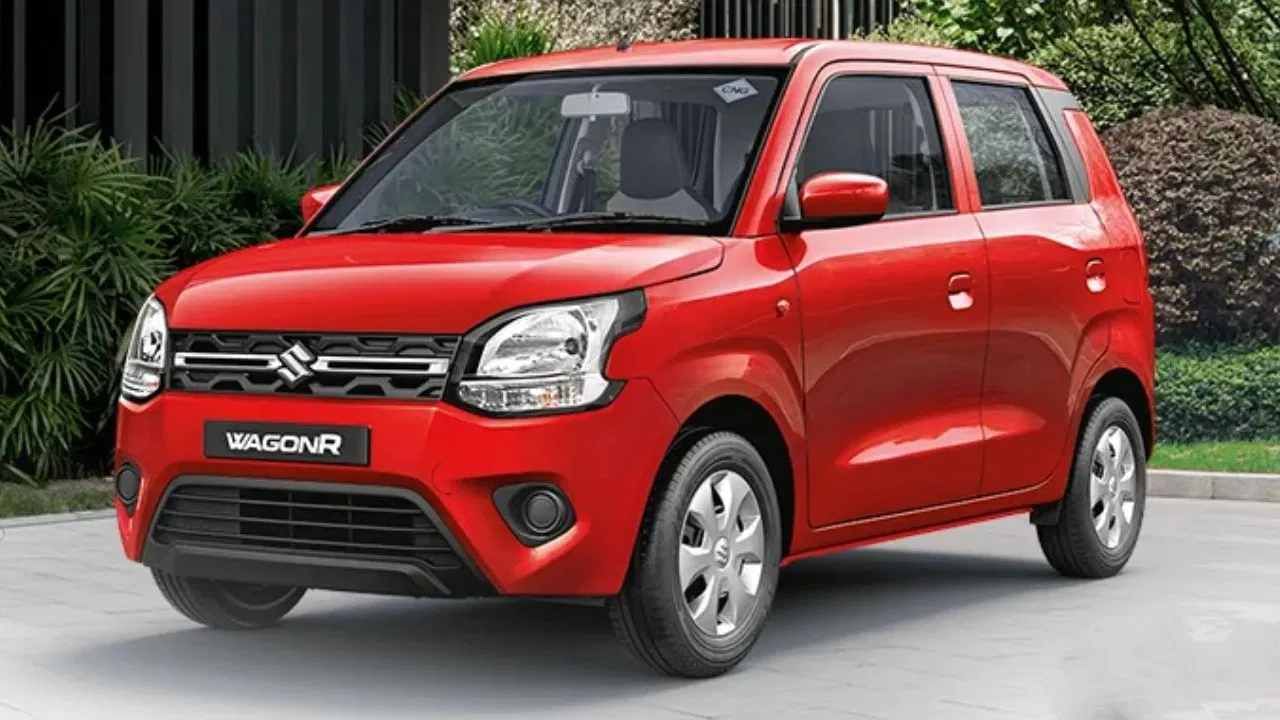 Maruti Suzuki Wagon R : ऑटोमॅटिक गियरबॉक्स असणाऱ्या मारुती सुजुकी वॅगनआरवर 53,000 रुपयापर्यंत सूट मिळतेय.  मॅनुअल गियरबॉक्स वेरिएंट्स वर 48,100 रुपयाचा डिस्काउंट आहे. याची एक्स-शोरूम किंमत 5.55 लाख रुपये आहे. (Maruti Suzuki)