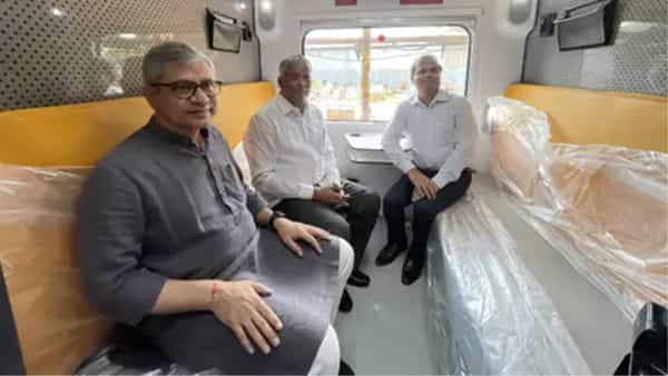 बंगळुरुच्या बीईएमएल कारखान्यात वंदे भारत स्लीपर ट्रेन तयार झाली आहे. आता लवकरच ती प्रवाशांसाठी उपलब्ध होणार आहे. या गाडीचे कोच आणण्यापूर्वी कठोर चाचणी केली जाणार आहे. त्यानंतर दोन महिने रुळावर ही गाडी चालवल्यावर प्रत्यक्षात सुरु होणार आहे.
