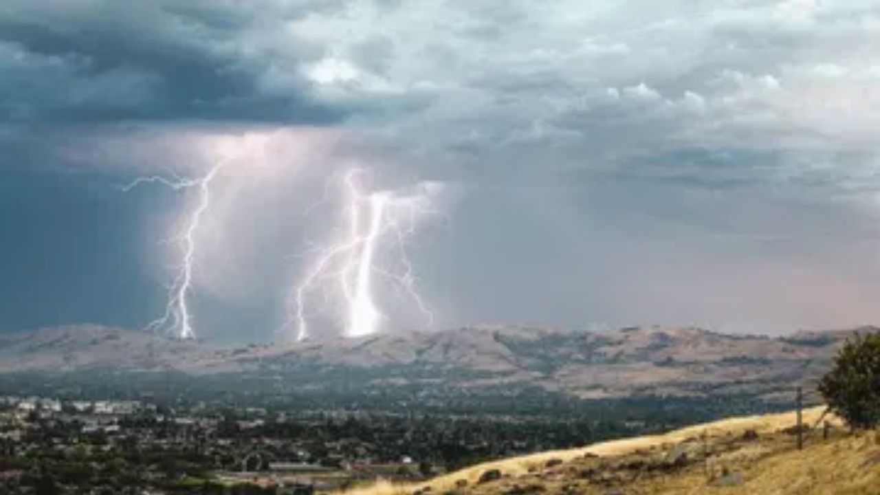 एकीकडे महाराष्ट्रातील काही भागांना ऑक्टोबर हिटचा तडाखा बसत असून, उष्णता वाढली आहे. तर दुसरीकडे राज्यातील अनेक जिल्ह्यांमध्ये आज हवामान विभागाकडून पुन्हा एकदा पावसाचा इशारा देण्यात आला आहे. मुसळधार पावसाची शक्यता आहे. 