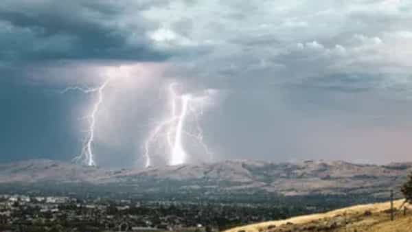 महाराष्ट्रात परतीच्या पावसानं चांगलाच धुमाकूळ घातला आहे, गेले अनेक दिवस महाराष्ट्राला पाऊस झोडपून काढत आहे. याचा मोठा फटका शेतकऱ्यांना बसला आहे. दरम्यान आज देखील हवामान विभागाकडून राज्यात पावसाचा इशारा देण्यात आला आहे.