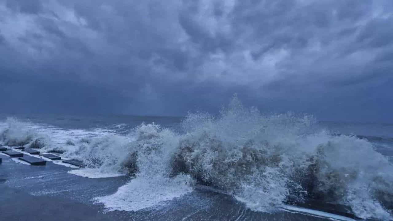 बंगालच्या खाडीमध्ये 23 ऑक्टोबरपर्यंत आणखी एक चक्रीवादळ येण्याची शक्यता आहे.चक्रीवादळाबाबत आयएमडीकडून हायअलर्ट जारी करण्यात आला आहे.चक्रीवादळामुळे ओडिशा आणि पश्चिम बंगालच्या किनारी प्रदेशांमध्ये मुसळधार पाऊस पडण्याची शक्यता आहे.