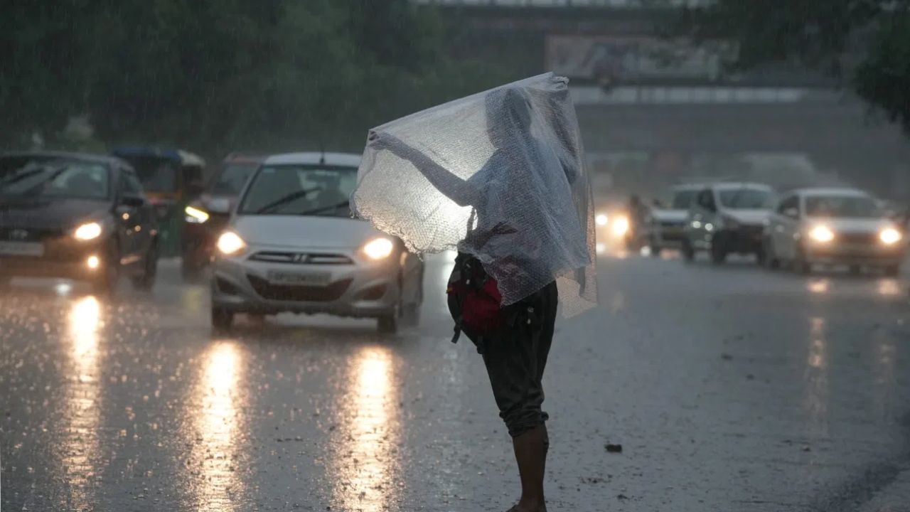 राज्यात परतीचा पाऊस सुरूच आहे. याचा मोठा फटका हा शेतकऱ्यांना बसत असल्याचं दिसून येत आहे. मात्र आणखी चार दिवस राज्यात पावसाचा जोर कायम राहण्याची शक्यता आहे, असं हवामान विभागानं म्हटलं आहे. 