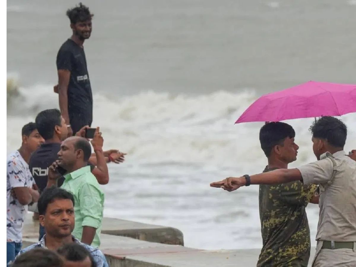 दाना चक्रीवादळाच्या पार्श्वभूमीवर जवळपास पाचशे ट्रेन रद्द करण्यात आल्या असून, विमानांची उड्डाणं देखील रद्द करण्यात आली आहेत. एनडीआरएफची पथकं तैनात करण्यात आले आहेत. 