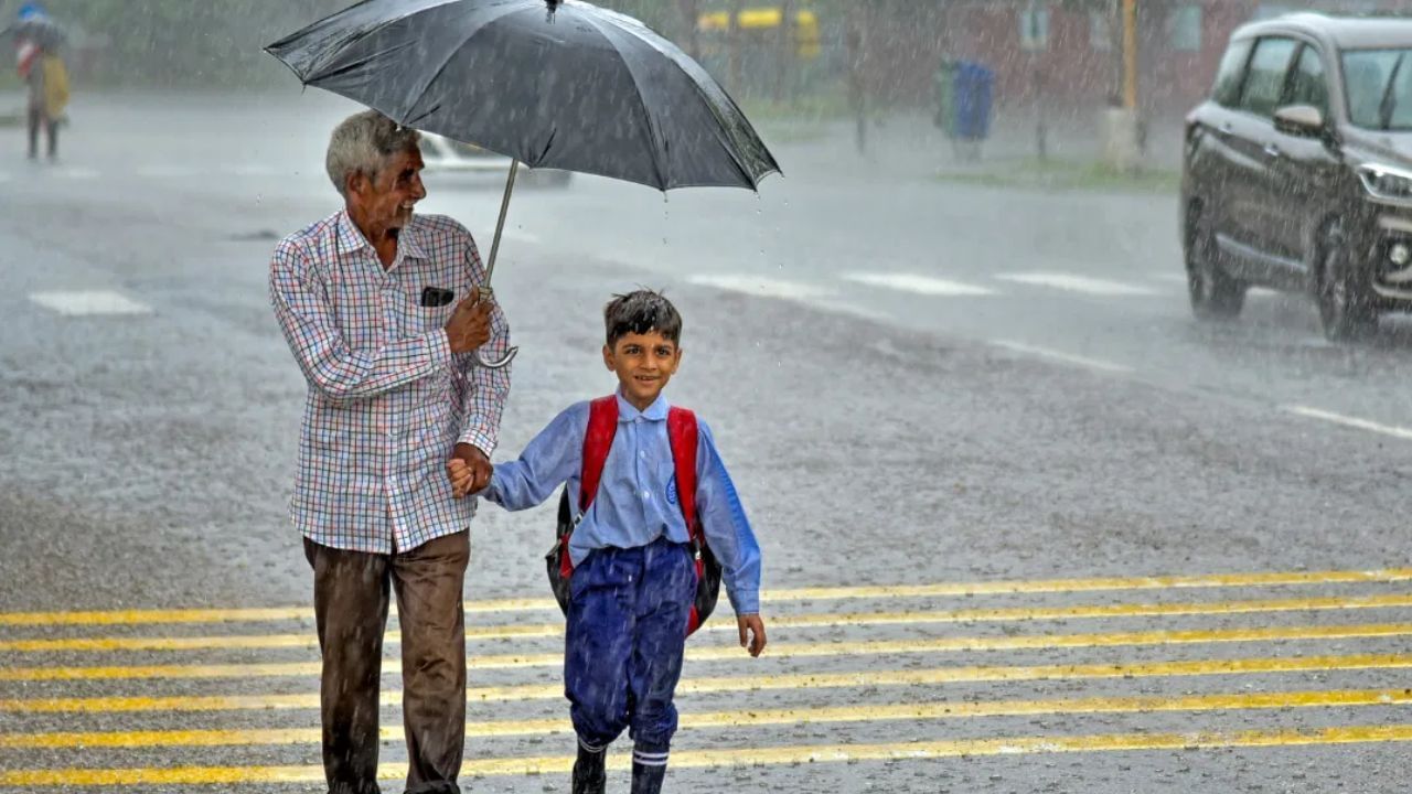 हवामान विभागानं दिलेल्या माहितीनुसार आज मुंबई आणि उपनगरात हलक्या ते मध्यम स्वरुपाच्या पावसांच्या सरींची शक्यता आहे, तसेच पुढील 24 तास ढगाळ वातावरण राहण्याचा अंदाज आहे. 