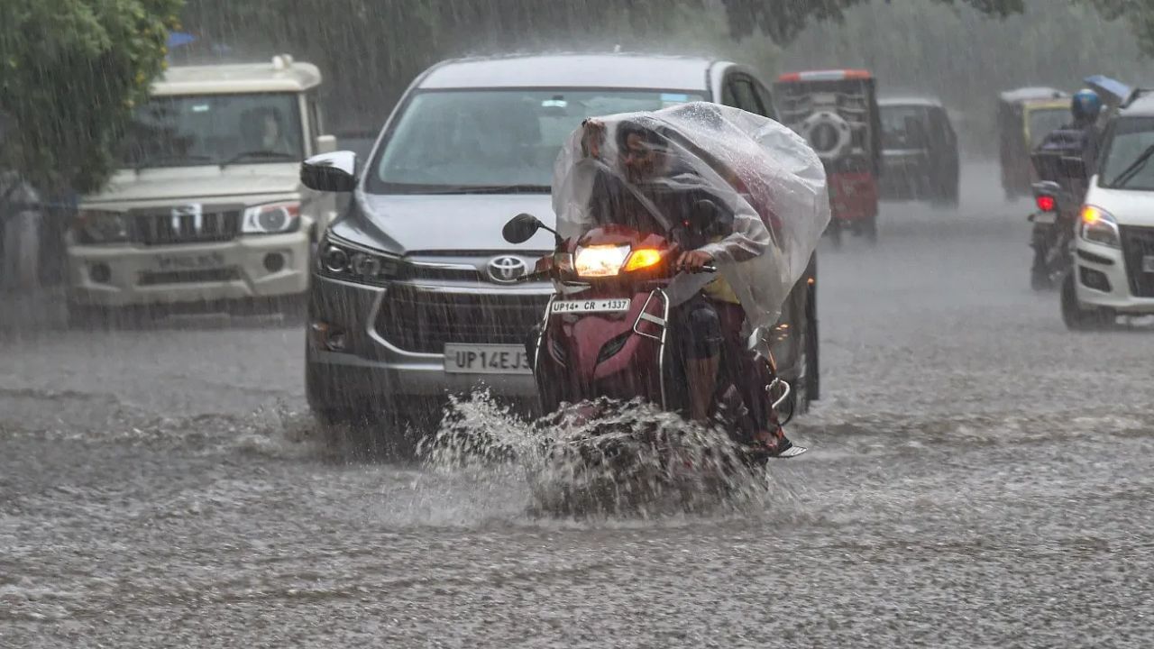 मराठवाड्याबाबत बोलायचं झाल्यास मराठवाड्यालाही पावसाचा फटका बसणार आहे.मराठवाड्यातील काही भागांमध्ये मुसळधार पावसाचा अंदाज वर्तवण्यात आला आहे. 