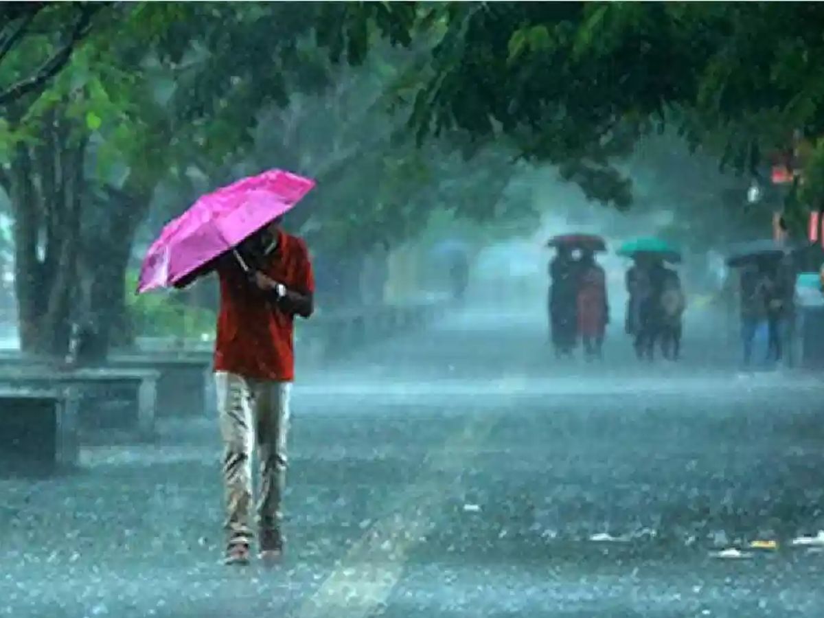 कोकण, पश्चिम महाराष्ट्र आणि मध्य महाराष्ट्रात वादळी वारा आणि विजांच्या कडकडाटासह हलक्या ते मध्यम स्वरुपाच्या पावसाची शक्यता हवामान खात्याकडून वर्तवण्यात आली आहे.