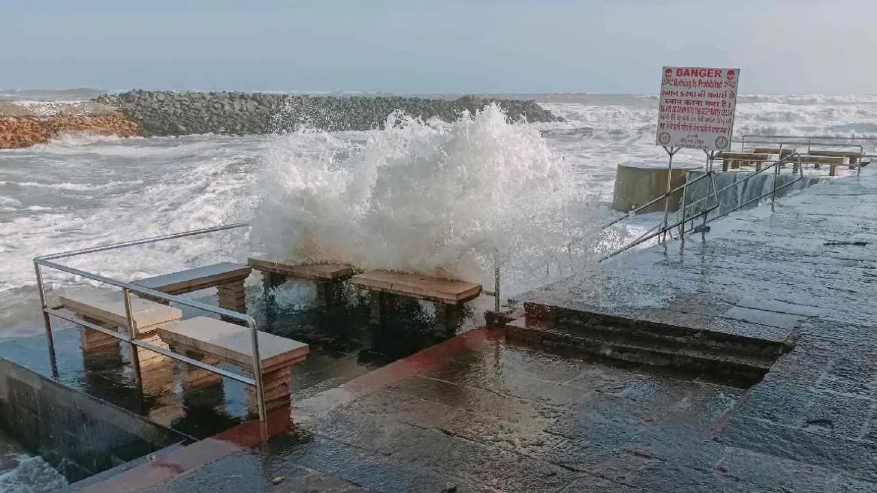  महाराष्ट्राबाबत बोलायचं झाल्यास पुढील दोन दिवस राज्यात मुसळधार पावसाचा इशारा देण्यात आला आहे. राज्यातील अनेक जिल्ह्यांना पाऊस झोडपून काढण्याचा अंदाज हवामान विभागाकडून वर्तवण्यात आला आहे. 