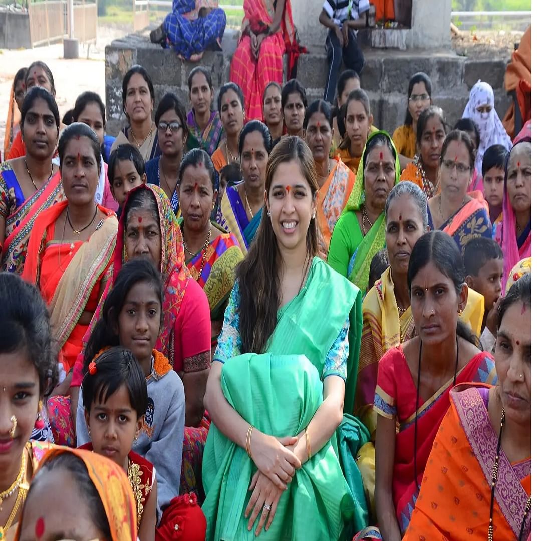 जयश्री थोरात या आपल्या वडिलांच्या मागे अगदी खंबीरपणे उभ्या आहेत. 