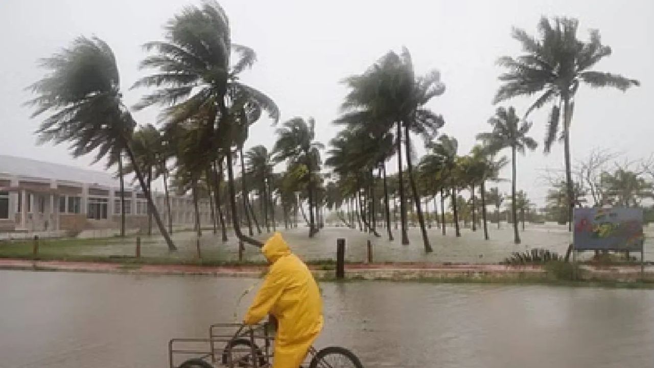 दरम्यान एकीकडे मुसळधार पाऊस तर दुसरीकडे राज्यातील काही भागांमध्ये सोसाट्याचा वारा आणि विजांचा कडकडाट असं दुहेरी संकट असणार आहे. या पार्श्वभूमीवर हवामान विभागाकडून सतर्कतेचा इशारा देण्यात आला आहे.  