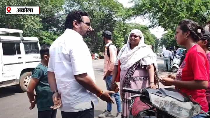 विरोधकांना धारेवर धरणारे अमोल मिटकरी बनले ट्राफिक पोलीस, राँग साईडने वाहनं चालवणाऱ्यांना दिले वाहतूकीचे धडे विरोधकांना धारेवर धरणारे अमोल मिटकरी बनले ट्राफिक पोलीस, राँग साईडने वाहनं चालवणाऱ्यांना दिले वाहतूकीचे धडे