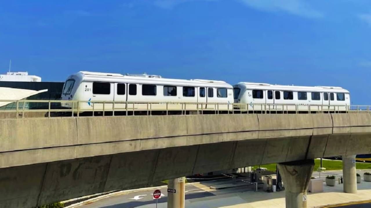 पण प्रवाशांसाठी आता हवाई ट्रेन (Air Train) धावणार आहे. ही रेल्वे अत्यंत खास आणि आकर्षक असेल. ही देशातील पहिली आणि एकमेव ट्रेन आहे. ही ट्रेन हवेशी गप्पा मारेल. प्रवाशांना एका ठिकाणाहून दुसऱ्या ठिकाणी घेऊन जाईल.