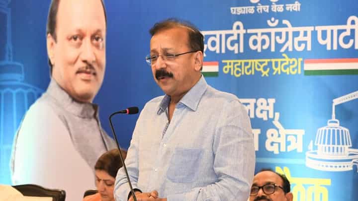 Baba Siddique dead : अजित पवार गटाचे नेते बाबा सिद्दीकी यांचा गोळीबारात मृत्यू, नेमकं काय घडलं? Baba Siddique dead : अजित पवार गटाचे नेते बाबा सिद्दीकी यांचा गोळीबारात मृत्यू, नेमकं काय घडलं?