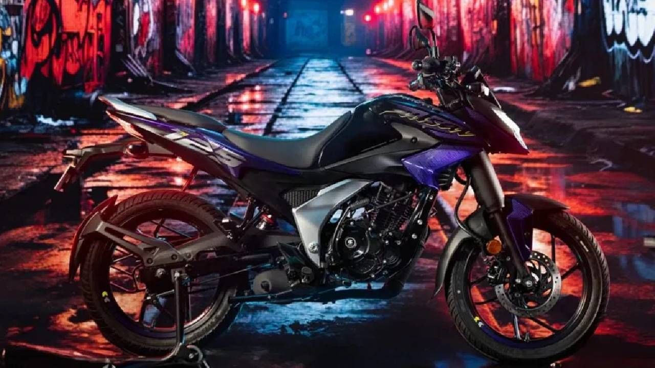 Bajaj Pulsar N125 चे डिझाईन सुपरमोटार्डपासून प्रेरित आहे. ही बाईक दिसायला एकदम खास आणि आकर्षक आहे. लाईटवेट असल्याने ही बाईक वाहनांच्या गर्दीत एकदम हटके दिसते. 