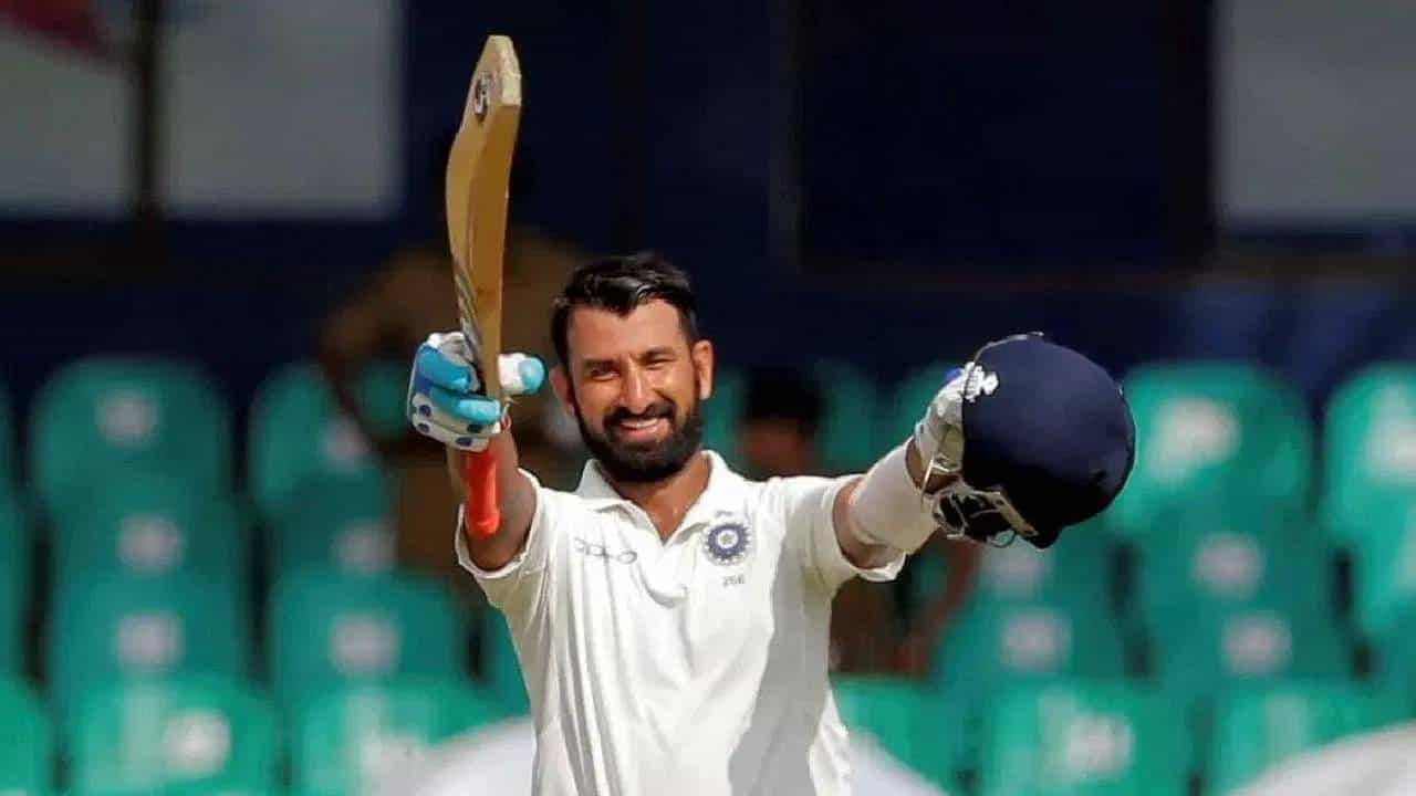 वर्ल्ड टेस्ट चॅम्पियनशिप 2023 स्पर्धेत टीम इंडियाच्या पराभवानंतर चेतेश्वर पुजाराला टीम इंडियातून बाहेरचा रस्ता दाखवण्यात आला. त्यानंतर पुजारा देशांतर्गत क्रिकेटमध्ये चमकदार कामगिरी करत आहे. सध्या सुरु असलेल्या रणजी ट्रॉफी स्पर्धेत त्याने शतक ठोकून अनेक विक्रमांना गवसणी घातली आहे.