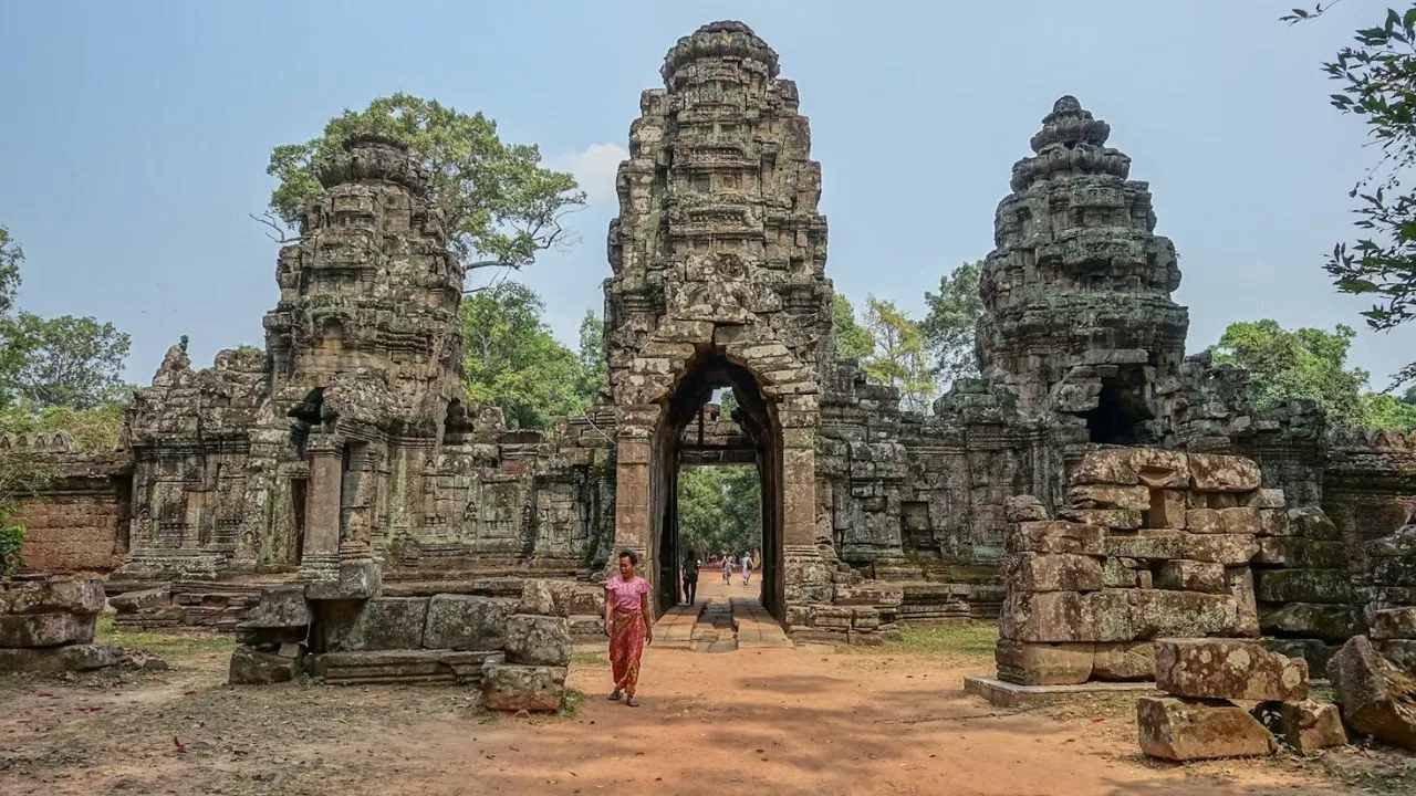 स्वस्त देशांच्या यादीत कंबोडिया आहे. इथे भारताच्या एक रुपयाची किंमत 50 कम्बोडियन रील आहे. कंबोडियामध्ये तुम्हाला प्राचीन मंदिर पहायला मिळेल. इथे म्युजियम, आणि प्राचीन गुहा आहेत. 