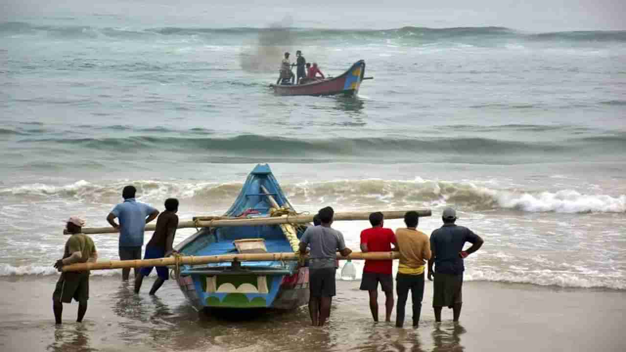 Cyclone Dana: 14 ट्रेन्स रद्द,  5 राज्यांत 56 टीम्स हाय अलर्टवर... ‘दाना’ चक्रीवादळ कधी धडकणार ?