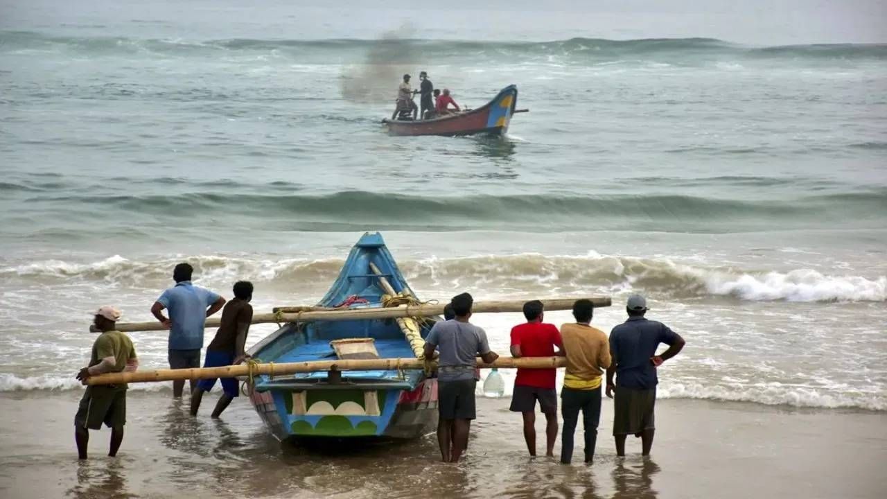 Cyclone Dana: 14 ट्रेन्स रद्द,  5 राज्यांत 56 टीम्स हाय अलर्टवर... ‘दाना’ चक्रीवादळ कधी धडकणार ?