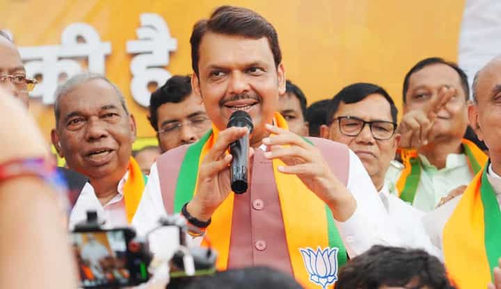 देवेंद्र फडणवीसांच्या प्रचार सभांचा धडाका, राज्यात महायुतीचं सरकार आणण्यासाठी 6 दिवसात 21 सभा देवेंद्र फडणवीसांच्या प्रचार सभांचा धडाका, राज्यात महायुतीचं सरकार आणण्यासाठी 6 दिवसात 21 सभा