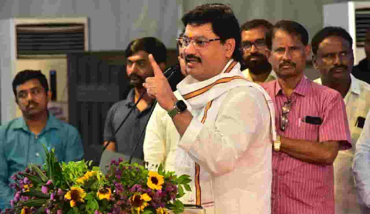 Dhananjay Munde : '...मुली आणणार कुठून?', मुंडेंचा शरद पवार गटाच्या उमेदवाराला खोचक सवाल