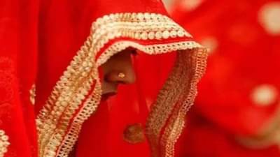 Extramarital Affair : चार मुलांची आई प्रेमात बुडाली, नवरा बाहेर जाताच बॉयफ्रेंडला घरी बोलावलं, मग...