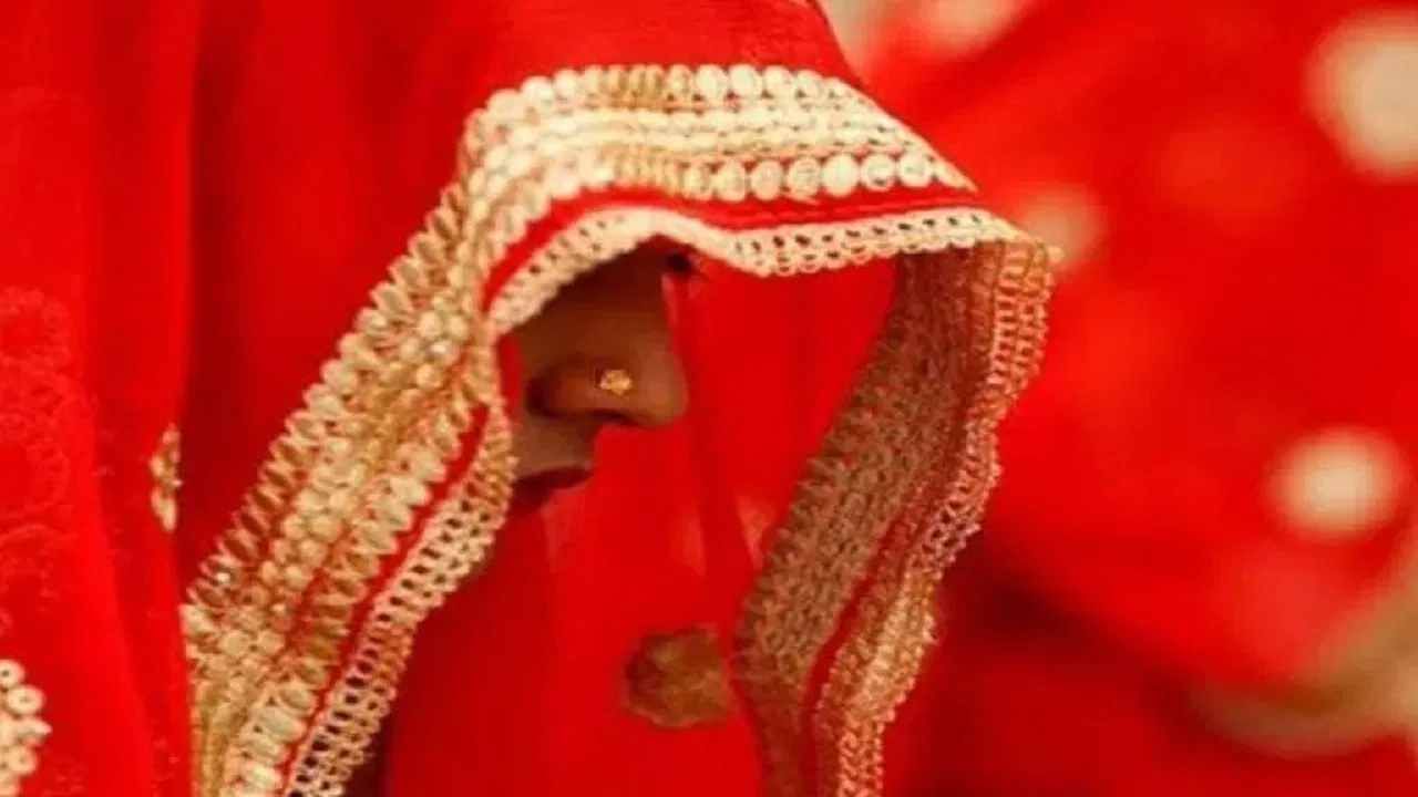 Extramarital Affair : चार मुलांची आई प्रेमात बुडाली, नवरा बाहेर जाताच बॉयफ्रेंडला घरी बोलावलं, मग...