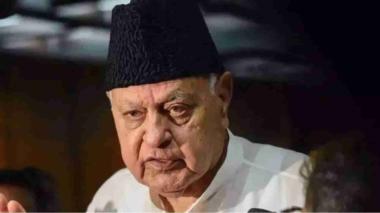 Farooq Abdullah : काश्मीरमध्ये 7 निर्दोष लोकांच्या हत्येनंतर फारुक अब्दुल्ला पाकिस्तानवर खवळले, म्हणाले....