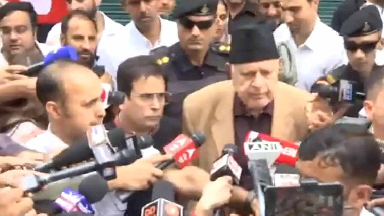 Farooq Abdullah : काश्मीरमध्ये सत्ता येणार दिसू लागताच फारुक अब्दुल्लाह आर्टिकल 370 वरुन नको ते बरळले