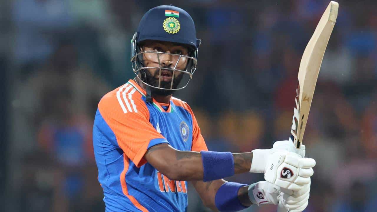 तीन सामन्यांच्या टी20 मालिकेत भारताने बांगलादेशचा 7 गडी राखून धुव्वा उडवला. या विजयात हार्दिक पांड्याची जबरदस्त कामगिरी राहिली. पहिल्यांदा गोलंदाजीत, नंतर फलंदाजीत कहर केला. यावेळी त्याने विराट कोहलीचा विक्रम मोडीत काढलाय.