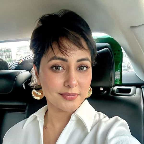 'ये रिश्ता क्या कहलाता है' या मालिकेतून घराघरात पोहोचलेली अभिनेत्री हिना खान कॅन्सरशी झुंज देत आहे. हिनाला ब्रेस्ट कॅन्सरचं निदान झालं असून तिच्यावर उपचार सुरू आहेत. या उपचारादरम्यान तिला बऱ्याच गोष्टींचा त्रास सहन करावा लागतोय.